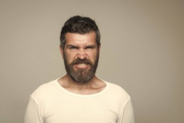 Çocuk desteklenmektedir. Sorunlar çocuklar karşısında. Adam uzun sakal ve bıyık