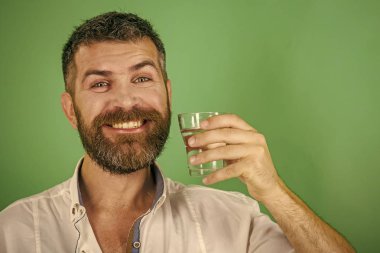 Çocuk desteklenmektedir. Sorunlar çocuklar karşısında. Eğlenceli yüzler. Akşamdan kalma ve susuzluk.