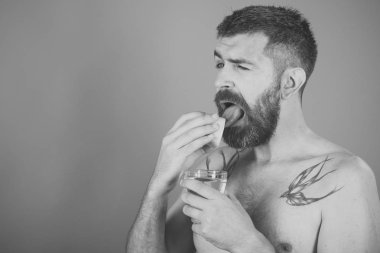 Çocuk desteklenmektedir. Sorunlar çocuklar karşısında. Uzun sakallı adam tutun su cam üzerinde mavi arka plan.