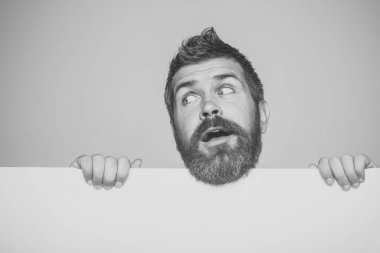 Adam ciddi duygu ile. Adam uzun sakal ve bıyık.