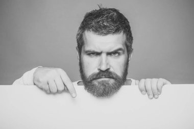 Yakışıklı adam yüz. Hipster üzgün yüz ile tutun kağıt.