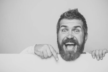 Yakışıklı adam yüz. mutlu yüz kağıt ile uzun sakallı