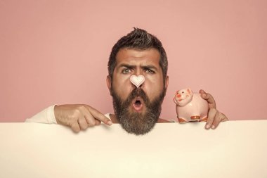 Erkek Bakım iyileştiriyor. Adam tutun servet veya kumbara tasarruf için.