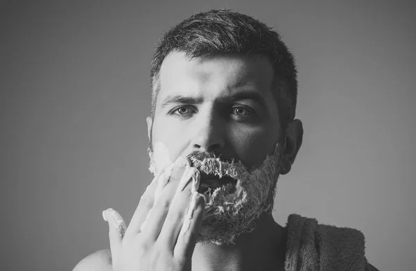 Man gezicht knap. Ernstige hipster in barbershop en nieuwe technologieën. — Stockfoto