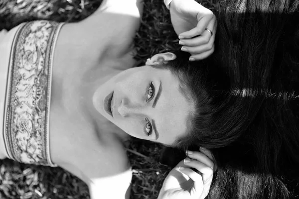 여자 얼굴 아름다움입니다. 예쁜 여자 나 푸른 잔디에 누워 아름 다운 여자 — 스톡 사진