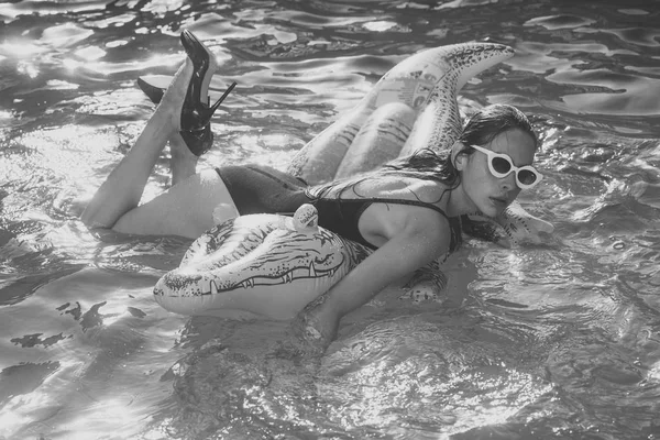 Chica en el mar con colchón inflable. chica nadar en cocodrilo en la piscina —  Fotos de Stock