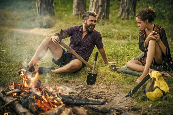 Um casal apaixonado. Acampar, caminhadas, férias de verão — Fotografia de Stock