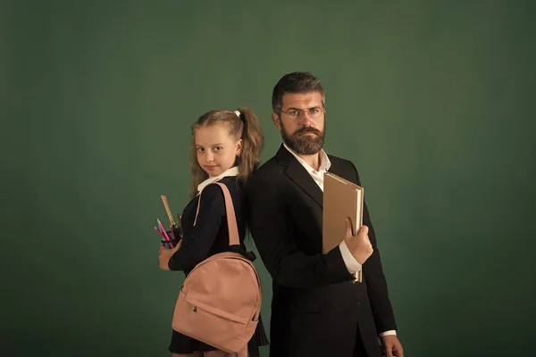 Enfrente a menina da forma ou o miúdo em seu Web site. Um retrato de rosto de menina na tua publicidade. Homem de terno e menina com saco vestindo uniforme escolar — Fotografia de Stock