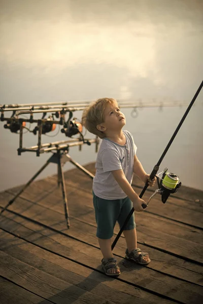 Concepto de Felicidad Infantil Infantil. Niño con caña de pescar en muelle de madera —  Fotos de Stock