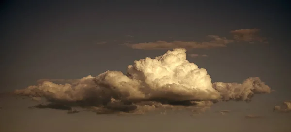 Cloudscape, počasí, podnebí přírodní prostředí ekologie obloha s mraky na modrém pozadí — Stock fotografie