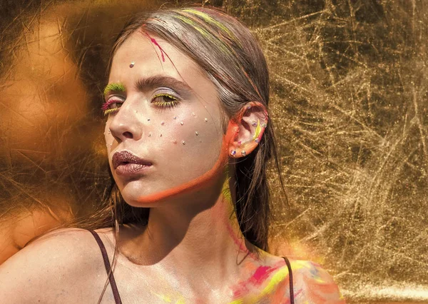 Krása žena tvář. Indiánka s barevné neonové barvy make-upu tváří — Stock fotografie