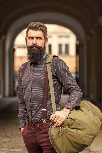 Fashion model Man fece close-up. Gezicht Man met gelukkig emotie. One-man reiziger — Stockfoto