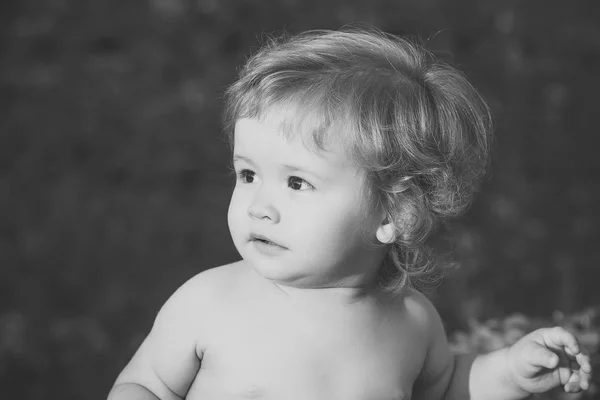 Niños jugando - juego feliz. Retrato de bebé día soleado —  Fotos de Stock