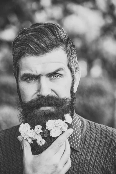 Cara de rapaz para capa de revista. Retrato de cara de homem na tua publicidade. Homem com flores na barba — Fotografia de Stock