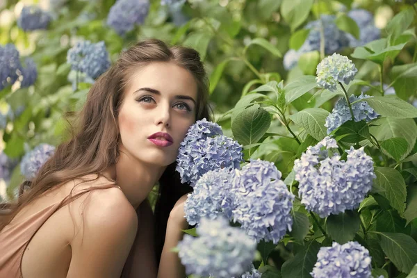 Sensual woman body. Portrait of beautiful woman and blue flowers — Stock Photo, Image