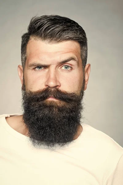 Cara chico de la moda o el hombre en su sitio web. Retrato de cara de hombre en tu anuncio. Hombre barbudo de pelo gris con bigote —  Fotos de Stock