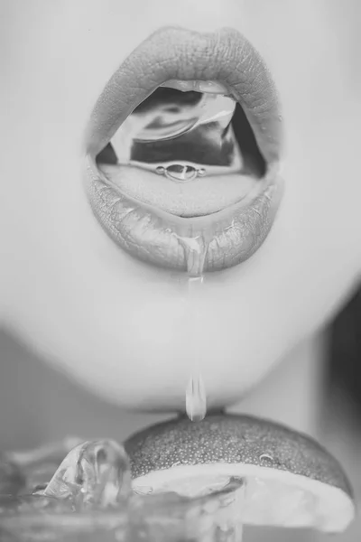 Sexy žena. Ženská ústa s ledem a limetkou — Stock fotografie