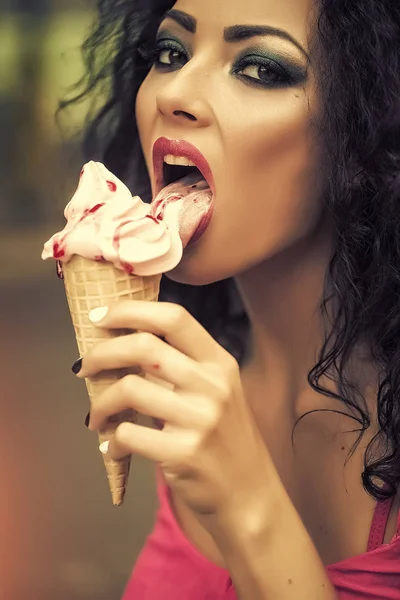 Donna sexy. Donna sexy mangiare gelato — Foto Stock