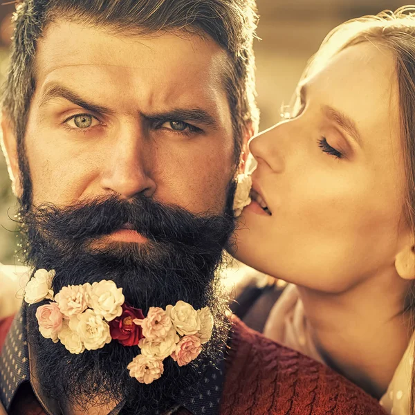 Szenvedélyes pár csók, a fiú és a lány. Lány és virág szakáll férfi — Stock Fotó