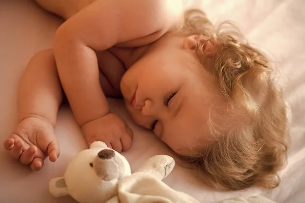 Infanzia Bambini Felicità Concetto. Dormire ragazzo con giocattolo — Foto Stock