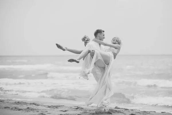 Una pareja sexy. Feliz pareja de boda en la playa — Foto de Stock