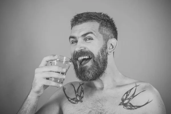 Pojke som drivs. Frågor inför pojkar. Glad hipster dricka rent friskt vatten, uppfriskande. — Stockfoto