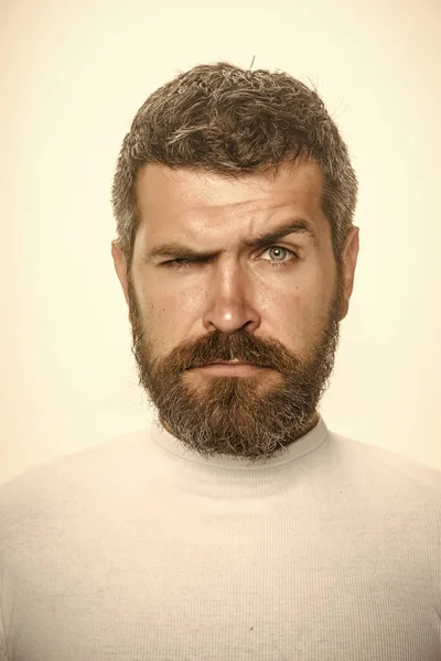 Ernstige man. Man met lange baard en snor. — Stockfoto