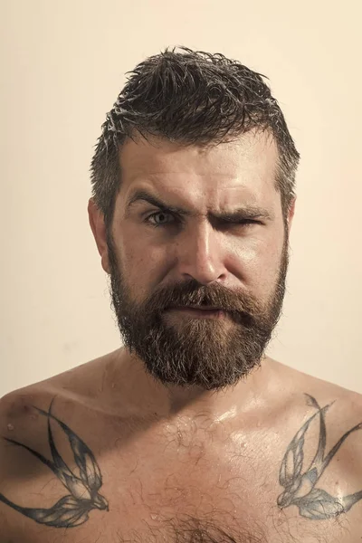 Mens geneest lichaamsverzorging. Man met lange baard en snor. — Stockfoto