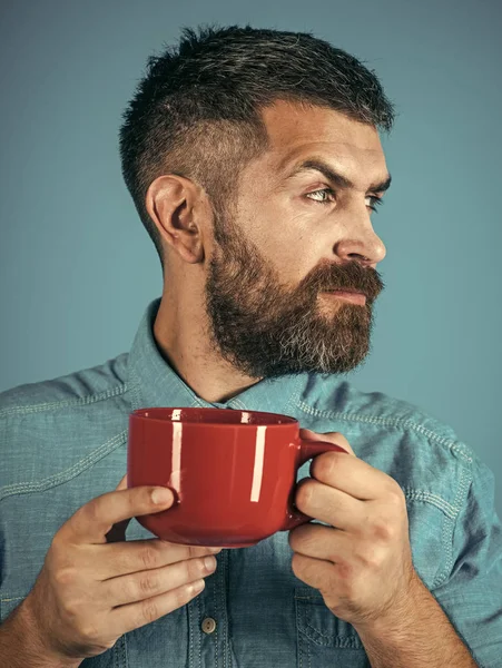 Un hombre con serias emociones. hipster barbudo con taza de leche . —  Fotos de Stock