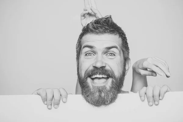 Knappe man gezicht. man met lange baard op gelukkig en vrouwelijke handgebaar — Stockfoto