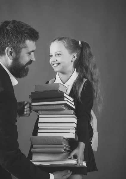 Cara de moda niña o niño en su sitio web. Retrato de cara de niña en tu anuncio. Educación y vuelta al concepto escolar. Kid da libros —  Fotos de Stock