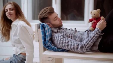 Güzel çift rahatlatıcı. Genç çift kanepede rahatlatıcı.