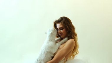 Keçi ile şehvetli kadın. Keçi ile seksi sarışın kızlar.