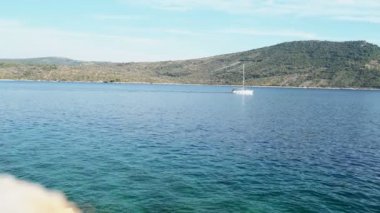 Su kıyısına yakın tekne. Yat ve masmavi bir deniz okyanus. achts bir çapa Harbor, tekneler serisi üzerinde. Denizde tekneler.