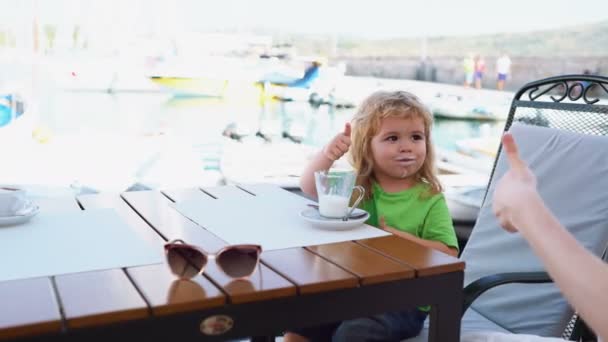 Χαρούμενο παιδί αγόρι τρώει παγωτό. Ευτυχισμένος μικρό αγόρι. — Αρχείο Βίντεο