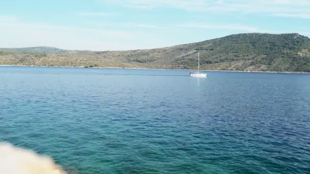 Båt på vattnet nära kusten. Yacht och blått vatten havet. achts på ett ankare i hamn, båtar-serien. Båtar på havet. — Stockvideo