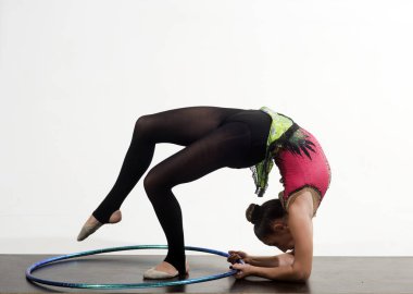 bir çember holding eğitim güzel esmer jimnastikçi