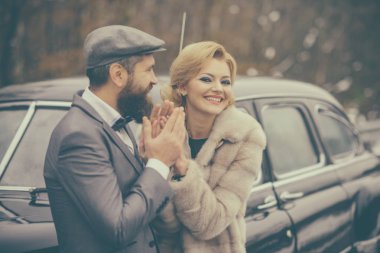 Retro çifte klas eski model araba ile mutlu yüz