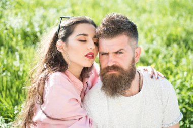 İki yeşil otsu çayır üzerinde aşık. Trendy Eyewear acımasız kucaklayan duygusal esmer adam sakallı. Papatyanın maço çiçekli sahada, bahar zaman romantizm sarılma tam kırmızı dudaklar ile seksi kız.