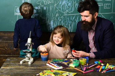Okula dönüş. Yüksek okul veya üniversite öğrencileri Eğitim ve birlikte kitaplıkta okuma. Öğretmen çocuğunuzun aynı yaşta çocuk eğitimi deneyimi ile bak.