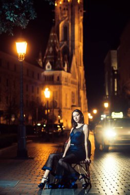 Şehvetli kendine güvenen genç kadın bir koltuk üzerinde