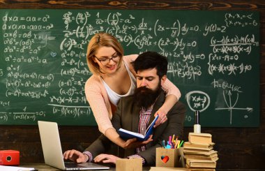 İhtiyaç duydukları yardım E-öğrenme kavramı modern dizüstü bilgisayarını holding öğrenci ile büyük veya ana öğretmen olmak öğretmenler ararlar,