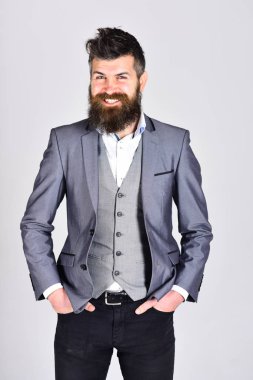 takım elbise gri arka plan üzerinde sakallı adam. hippi ceketi giyen bak confindent vardır. bakımı Sakal ve berber. işadamı ellerini cebinde tutar. uzun sakallı mutlu adam. ceketli sakallı adamı