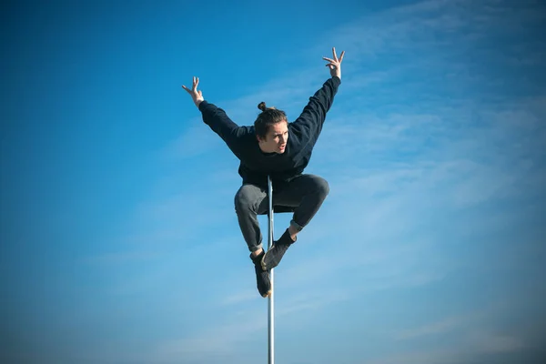 Pole Dans Passen Man Uitoefenend Met Pyloon Buitenshuis — Stockfoto