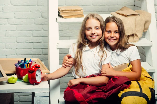 Lição Com Duas Crianças Felizes Lição Escola Com Meninas Sentadas — Fotografia de Stock