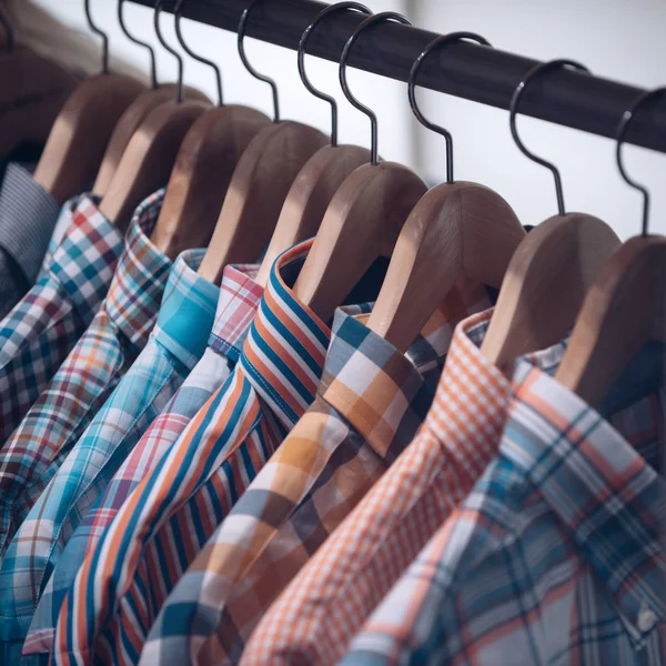 Çeşitli Renk Gömlek Dükkanda Asmak Askı Giyim Dükkanında Gömlek Erkek — Stok fotoğraf