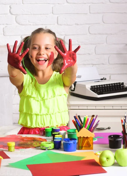Criança Feliz Sorrindo Com Mãos Coloridas Imaginação Criatividade Conceito Liberdade — Fotografia de Stock
