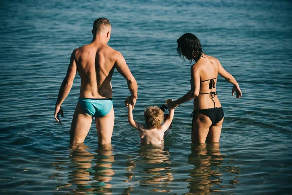 幸せな子供と両親の日に水で遊ぶ フレンドリーな家族の概念 — ストック写真