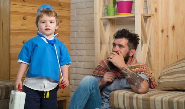 Doutor Com Rosto Sério Examinando Paciente Tosse Homem Barba Comprida — Fotografia de Stock