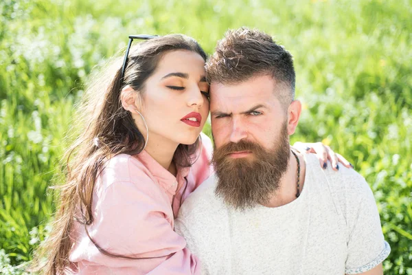 Pareja Enamorada Prado Verde Morena Sensual Gafas Moda Abrazando Hombre —  Fotos de Stock